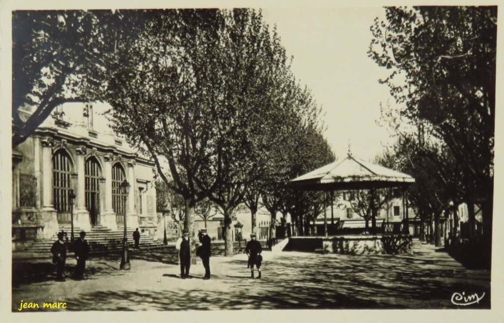 Givors - Place de l'Hôtel de Ville - Le Kiosque.jpg