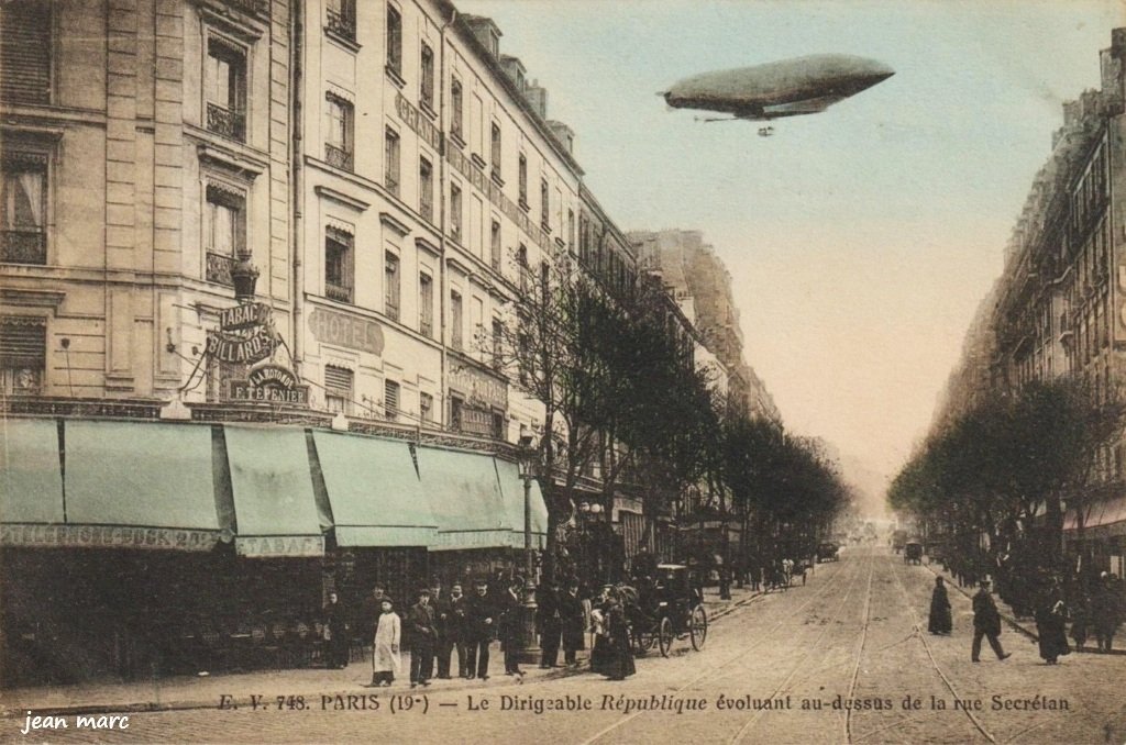 Paris XIXe - Le Dirigeable République évoluant au dessus de la Rue Secrétan.jpg