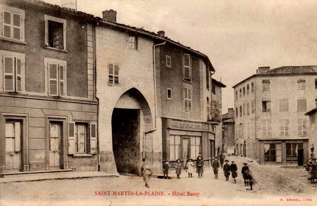 Saint-Martin la Plaine 12.jpg