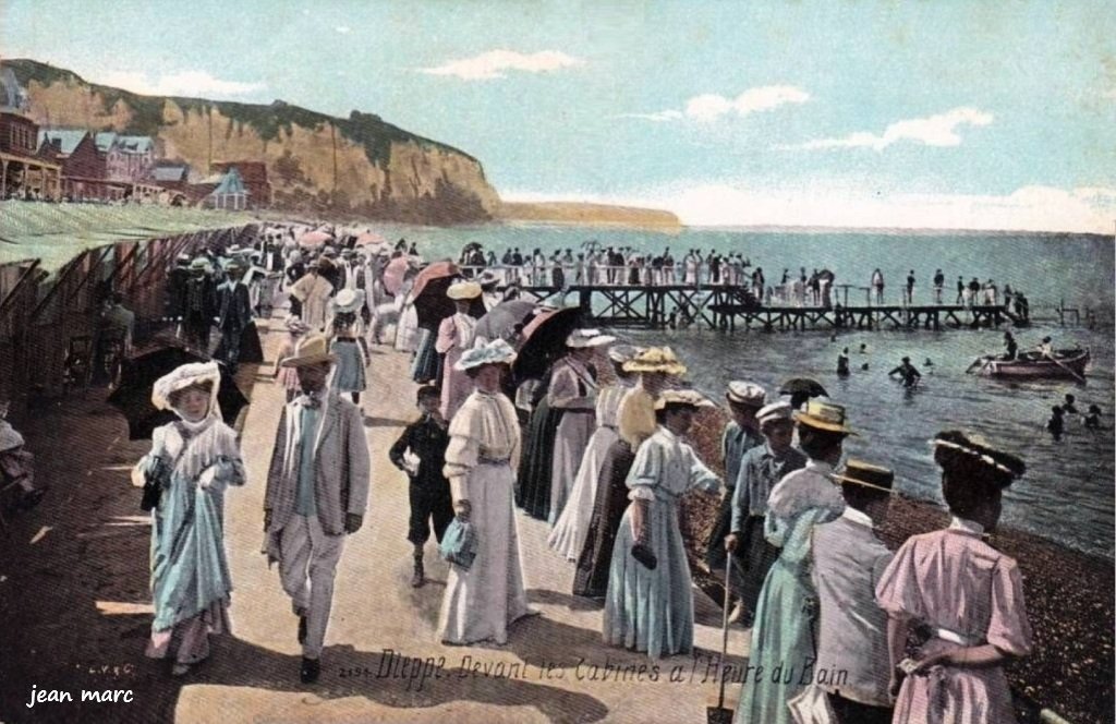 Dieppe - Devant les cabines à l'heure du bain.jpg