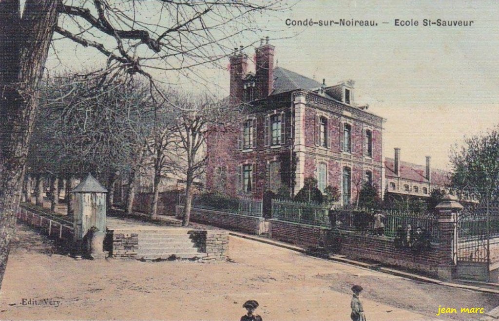 Condé-sur-Noireau - École Saint-Sauveur.jpg