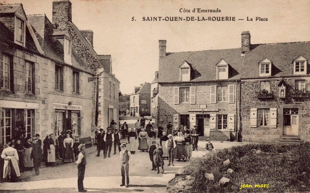 Saint-Ouen-la-Rouërie - La Place.jpg