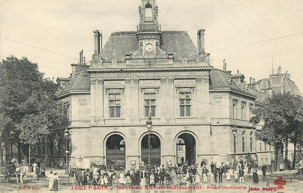 Tout Paris - 663 bis - Mairie du XXe arrondissement - Place Gambetta (version noir et blanc).jpg