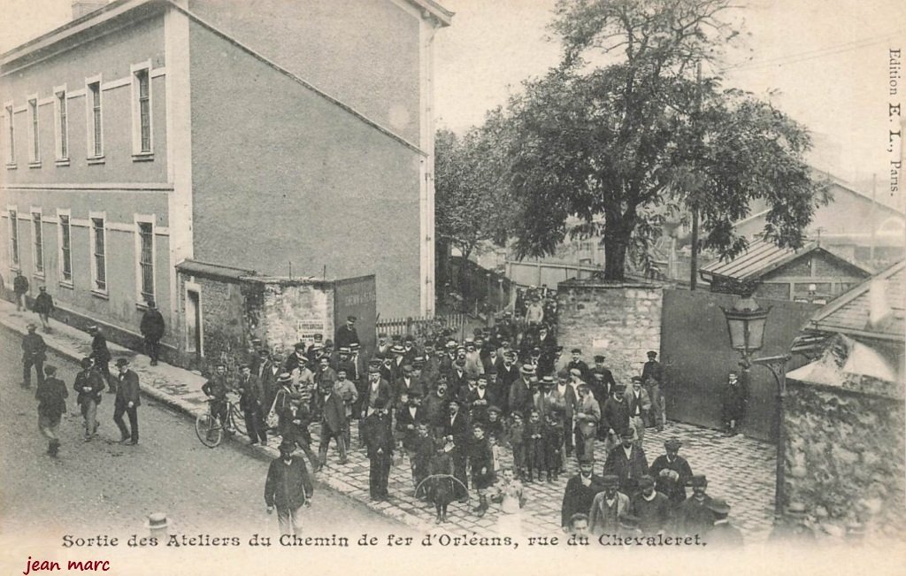Paris XIIIe - Sortie des Ateliers du Chemin de fer d'Orléans, rue du Chevaleret.jpg