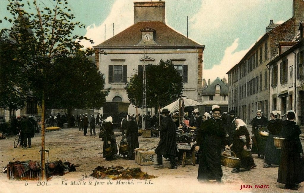 Dol - La Mairie le jour du Marché.jpg