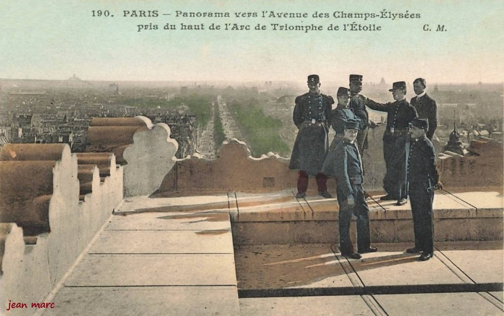 Paris - Panorama vers l'Avenue des Champs-Élysées pris du haut de l'Arc de Triomphe de l'Étoile.jpg