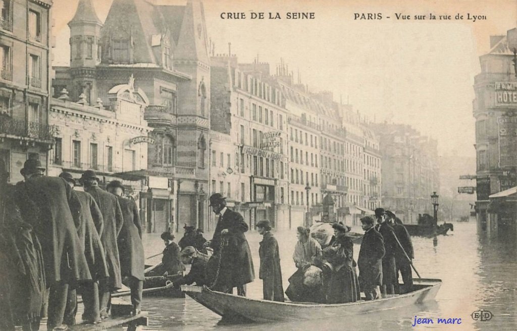 Paris XIIe - Vue sur la Rue de Lyon - Crue de la Seine.jpg