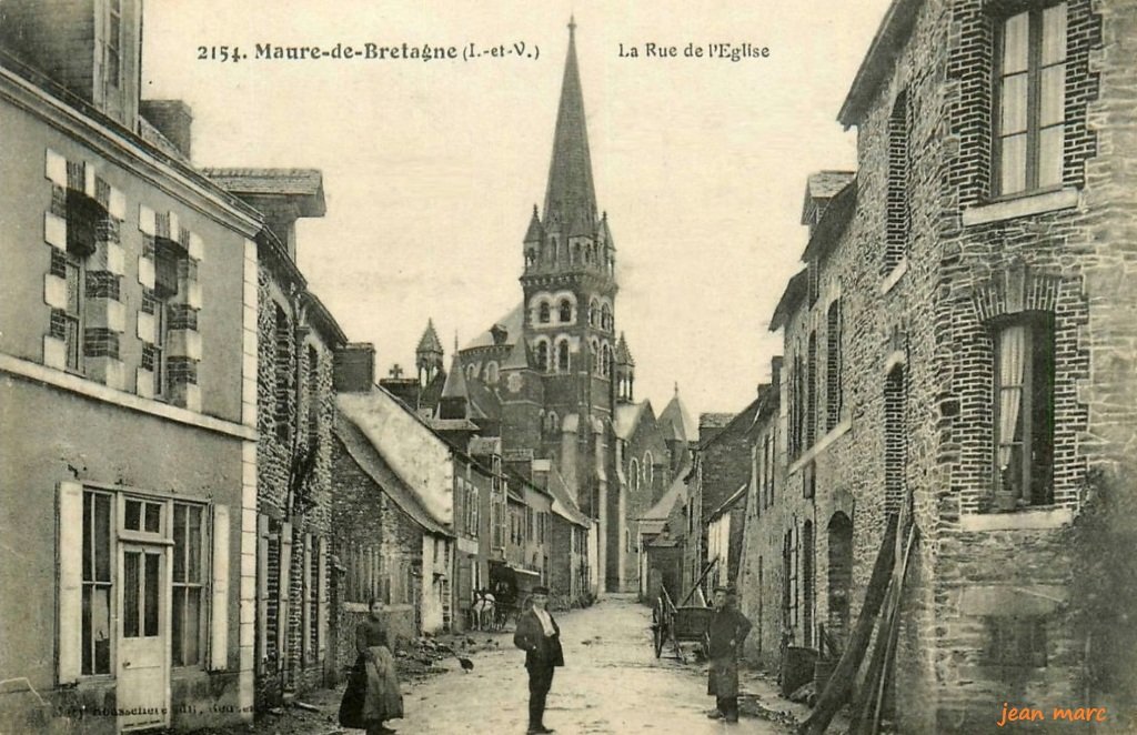 Maure-de-Bretagne - La Rue de l'Église.jpg