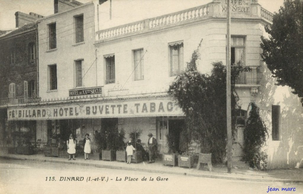Dinard - La Place de la Gare (Hôtel du XXe siècle).jpg