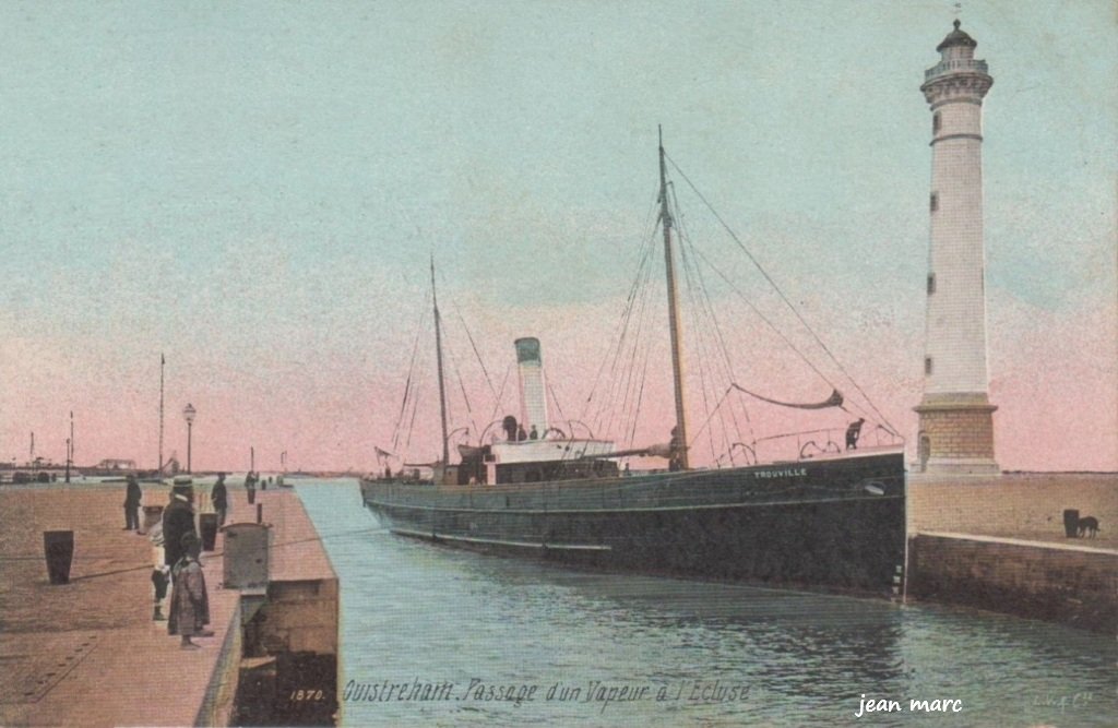Ouistreham - Passage d'un Vapeur à l'Ecluse.jpg