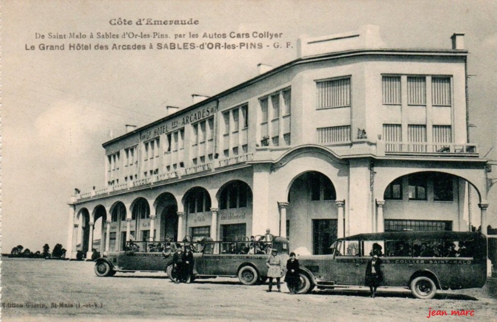 De Saint-Malo à Sables d'Or-les-Pins par les Auto-Cars Collyer - Le Grand Hôtel des Arcades à Sables d'Or-les-Pins.jpg