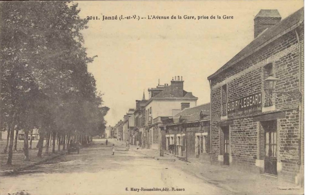 2011 - Janzé - L'Avenue de la Gare, prise de la Gare.jpg