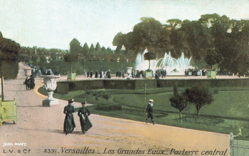 Versailles - Les Grandes Eaux - Parterre central.jpg