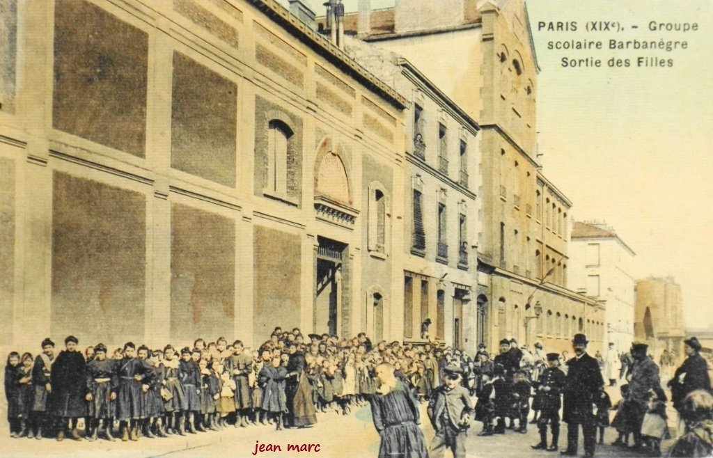 Paris XIXe - Groupe scolaire Barbanègre - Sortie des Filles.jpg