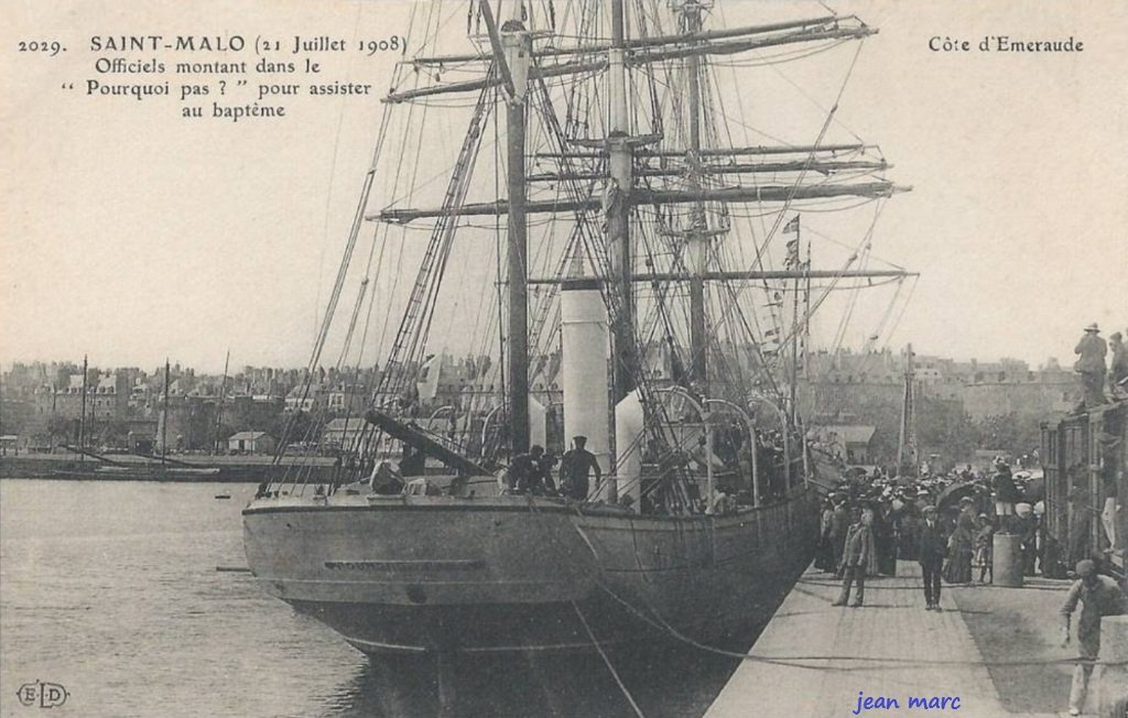 Saint-Malo - Officiels montant dans le Pourquoi-Pas pour assister au baptême (21 juillet 1908).jpg