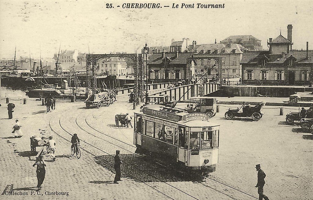 A Cherbourg tram 25.jpg