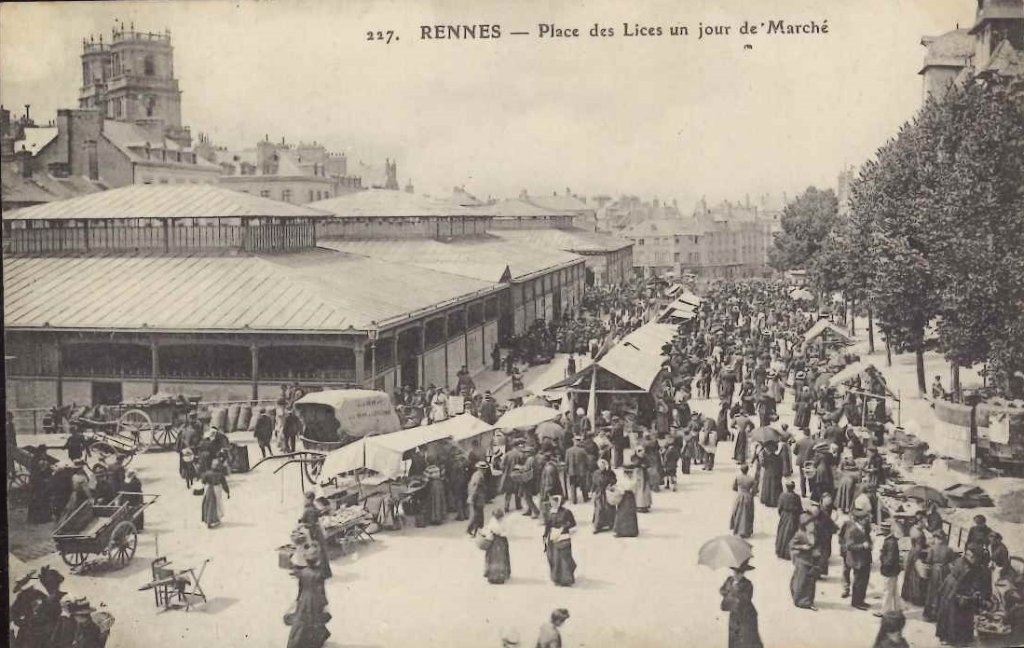 227 - Rennes - Place des Lices un jour de Marché.jpg