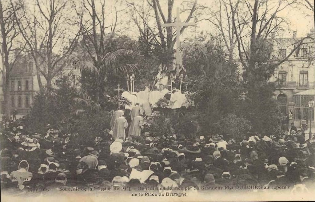 Rennes - Souvenir de  la Mission de 1911 - Bénédiction donnée par sa Grandeur Mgr Dubourg au ....jpg