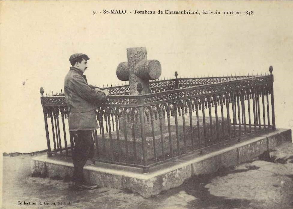 9 - Saint Malo - Tombeau de Chateaubriand, écrivain mort en 1848.jpg