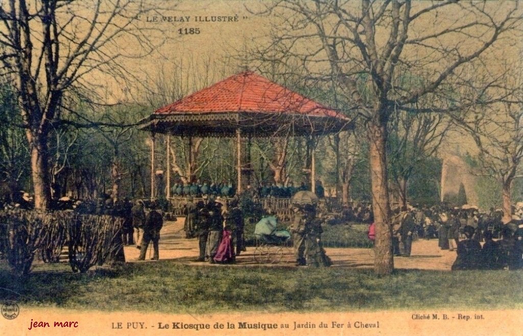 Le Puy - Le kiosque de la musique au Jardin du Fer à Cheval.jpg