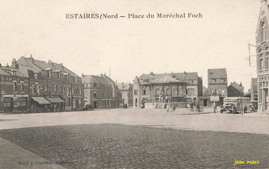 Estaires - Place du Maréchal Foch.jpg