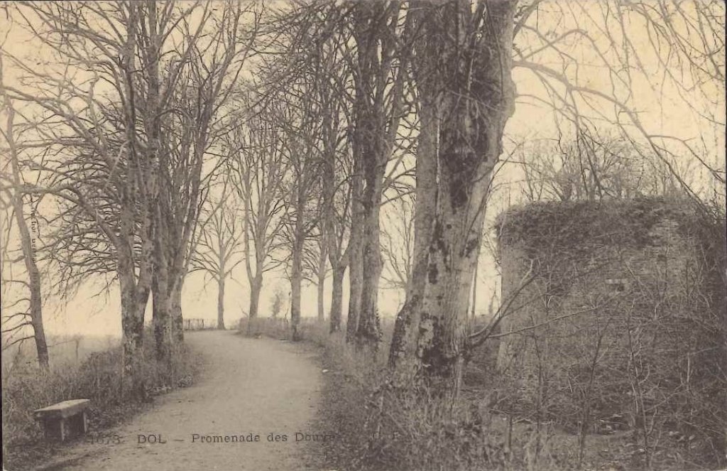 1678 - Dol de Bretagne - Promenade des Douves.jpg