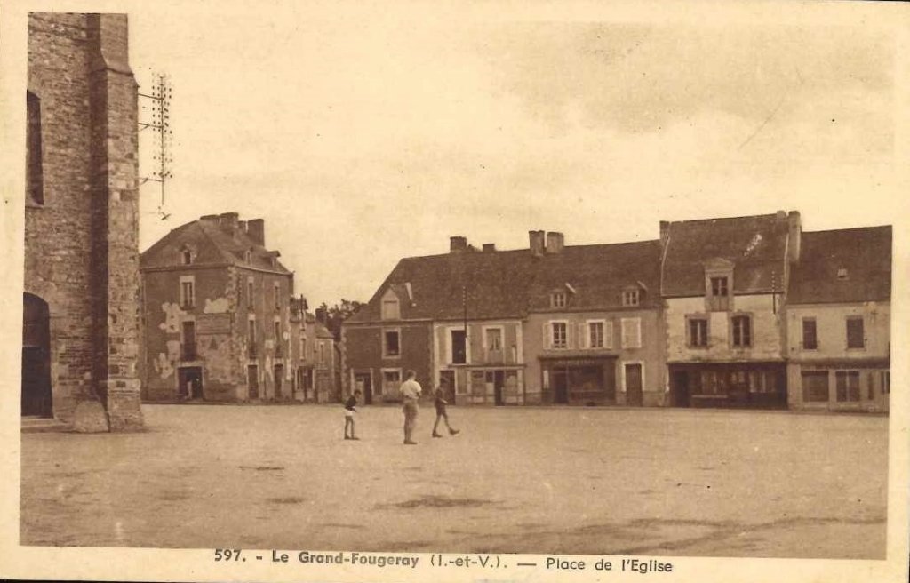 597 - Le Grand Fougeray - Place de l'Eglise.jpg