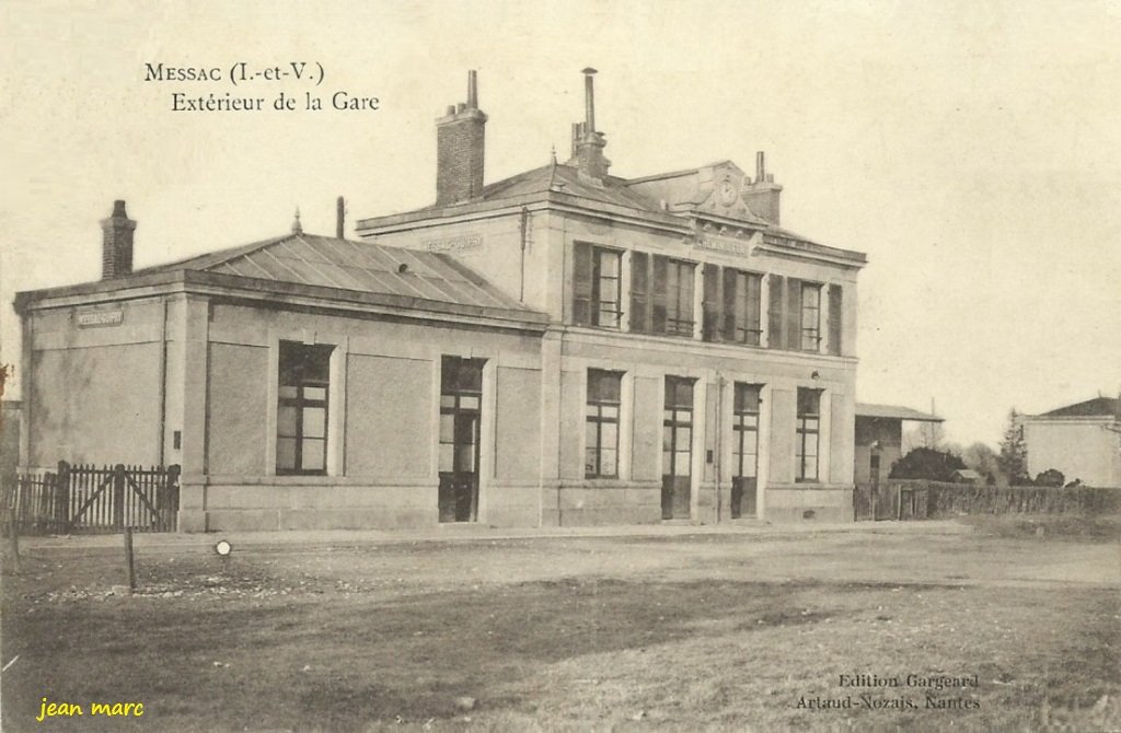 Messac - Extérieur de la Gare.jpg