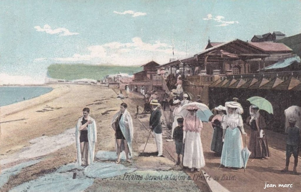 Fécamp - Devant le Casino à l'Heure du Bain.jpg