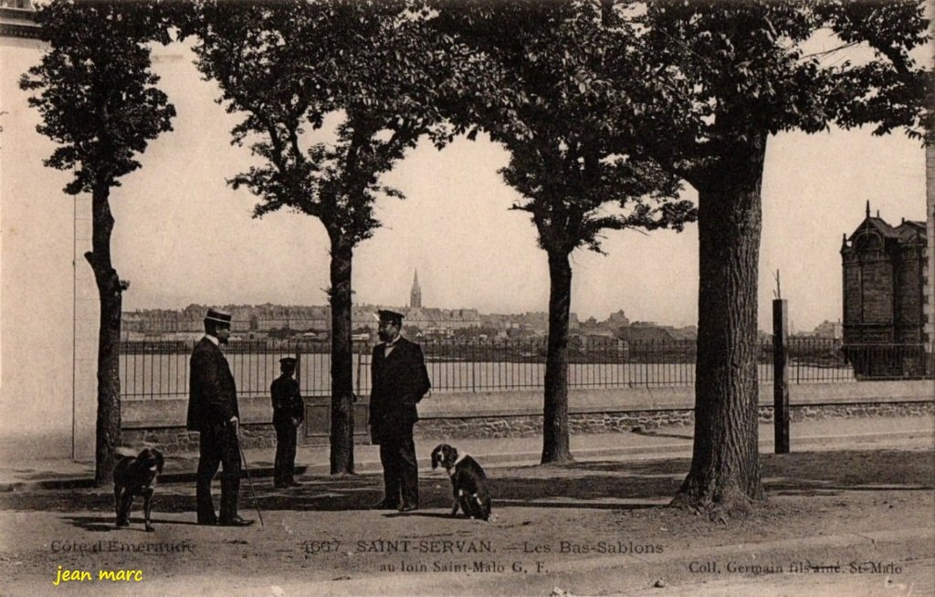 Saint-Servan – Les Bas-Sablons, au loin Saint-Malo.jpg