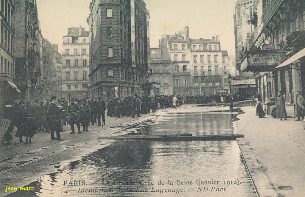 Paris Ve - La Grande Crue de la Seine (janvier 1910) - Inondation de la Rue Lagrange.jpg