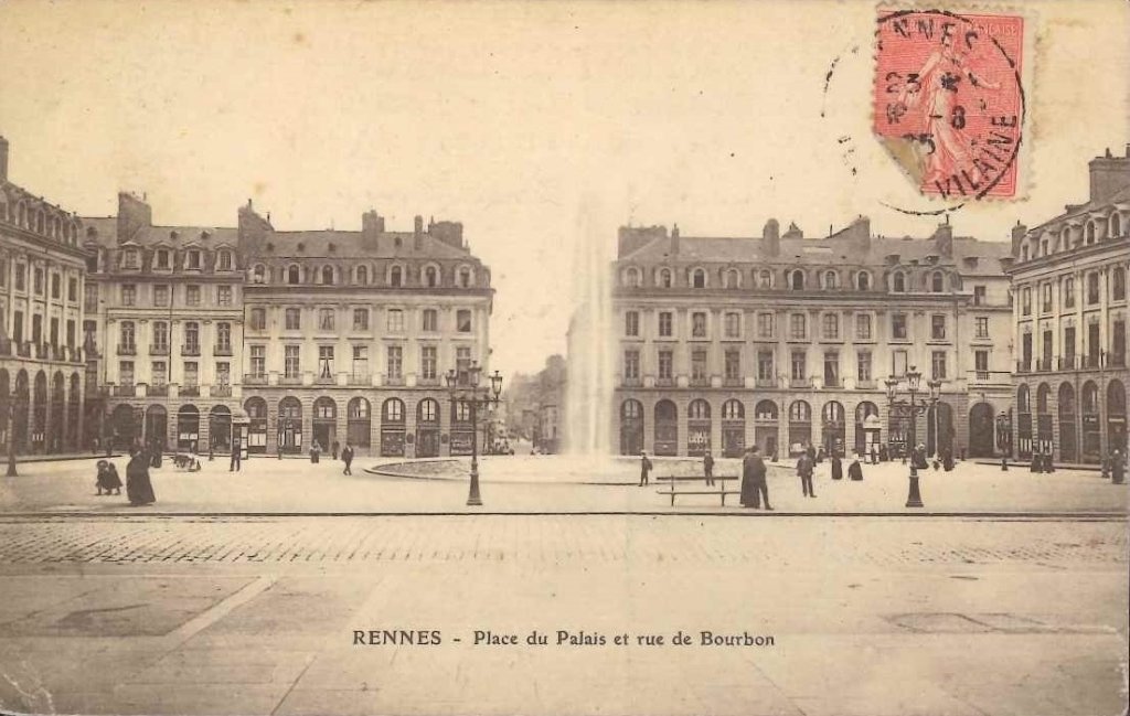 Rennes - Place du Palais et rue de Bourbon.jpg