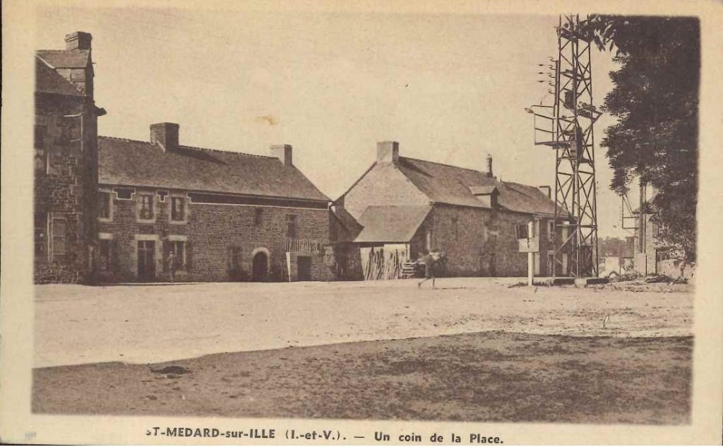 Saint Médard sur Ille - Un coin de la Place.jpg