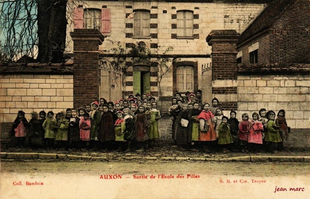 Auxon - Sortie de l'École des Filles.jpg