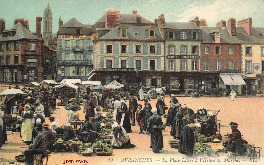 Avranches - La Place Littré à l'Heure du Marché.jpg