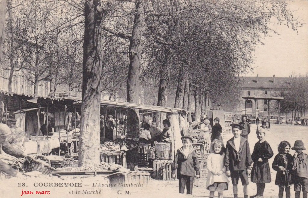 Courbevoie - L'Avenue Gambetta et le Marché.jpg