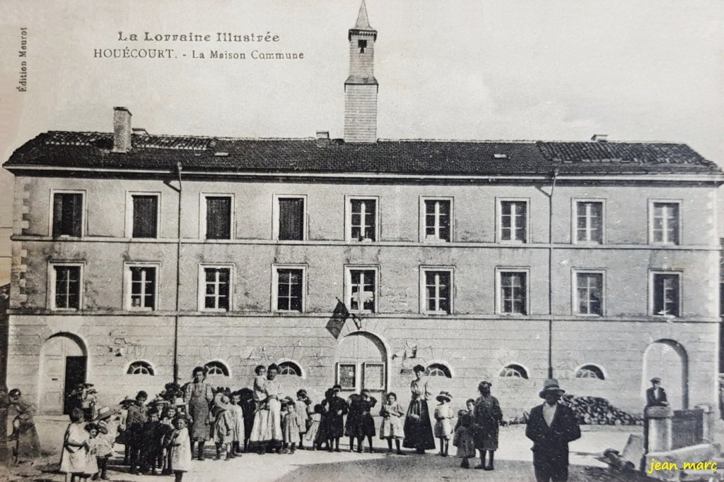 Houécourt (Vosges) - La Maison Commune (mairie-écoles).jpg
