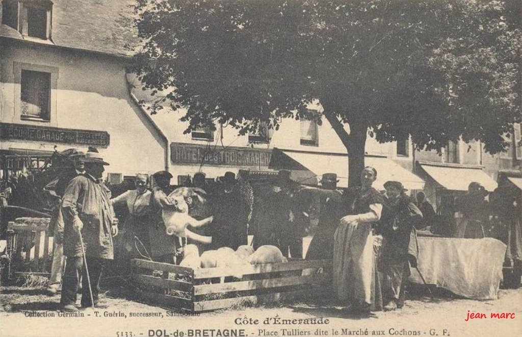 Dol-de-Bretagne - Place Tulliers dite le Marché aux Cochons.jpg