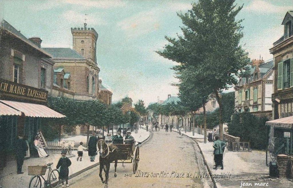 Dives-sur-Mer - Place de l'Hôtel de Ville.jpg