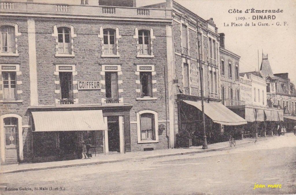 Dinard - La Place de la Gare.jpg