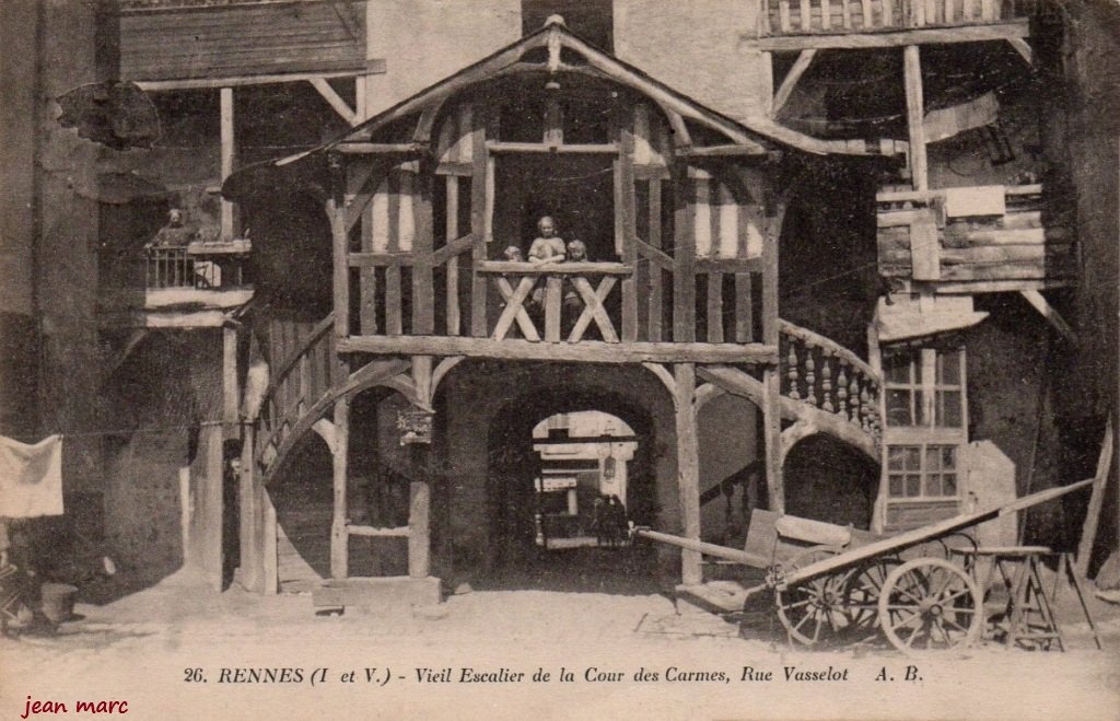 Rennes - Vieil escalier de la cour des Carmes - Rue Vasselot.jpg
