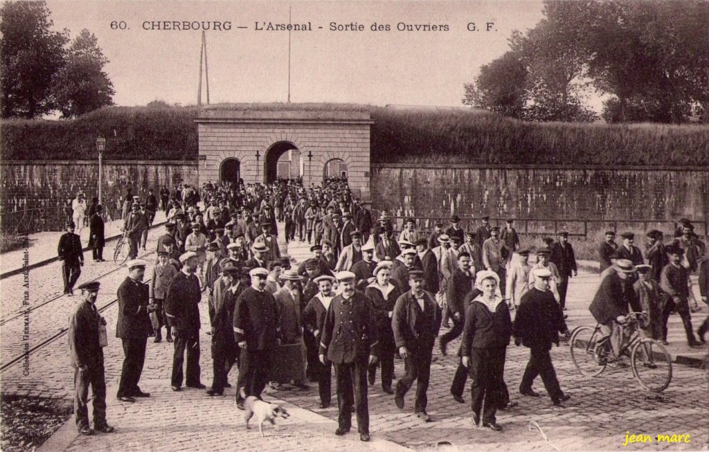 Cherbourg – L’Arsenal – Sortie des Ouvriers.jpg