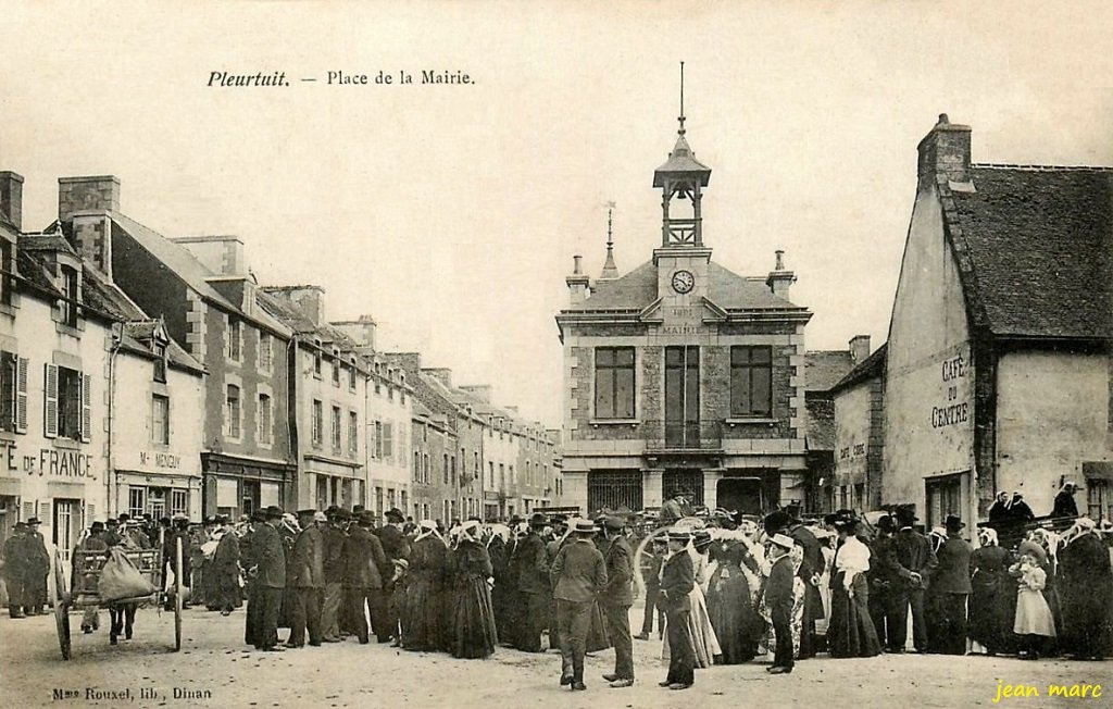 Pleurtuit - Place de la Mairie.jpg