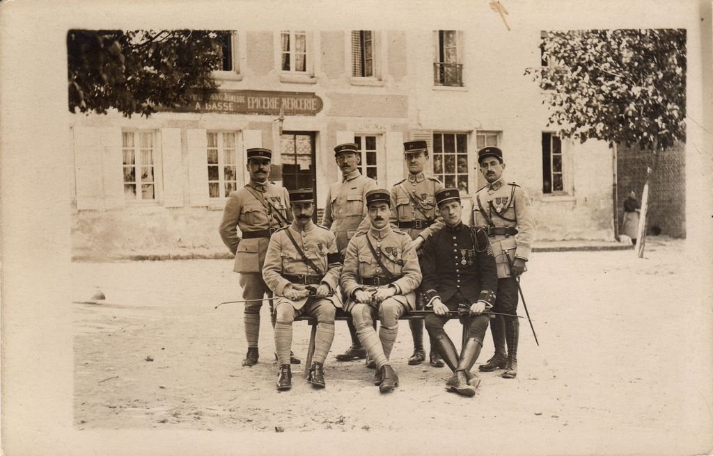 60 - CP Photo - VER SUR LAUNETTE - Officiers posant  devant l'Epicerie-Mercerie Lassé - 18-01-26.jpg
