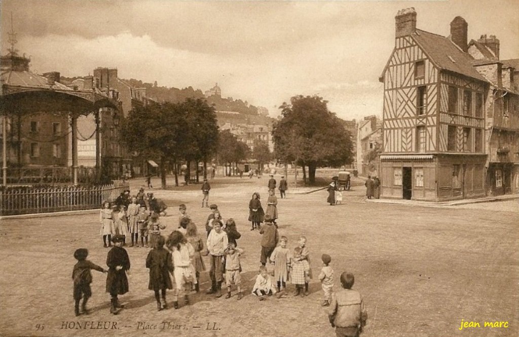 Honfleur - Place Thiers.jpg