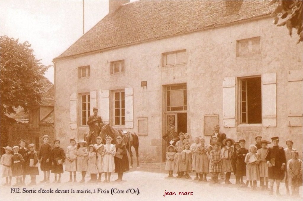 Fixin - Sortie d'école devant la Mairie.jpg