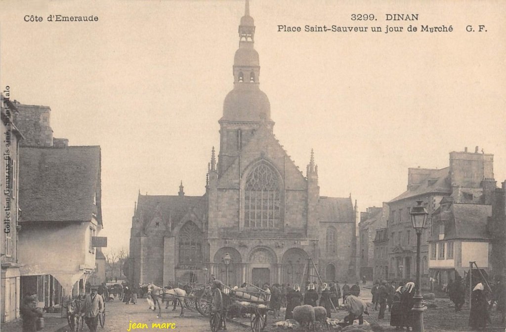 Dinan – Place Saint-Sauveur un jour de Marché.jpg