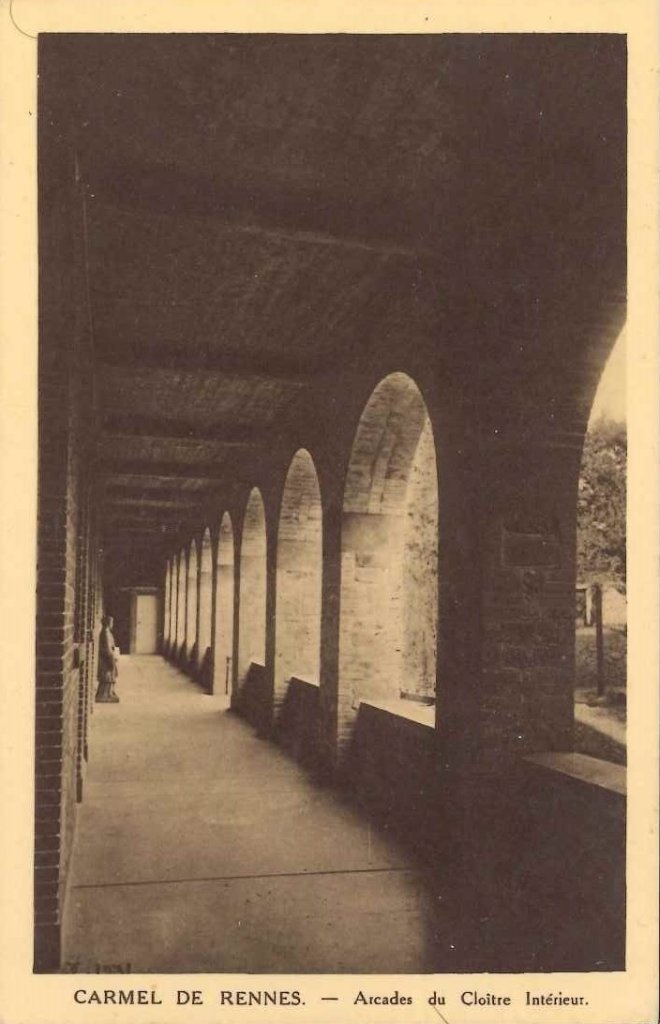 Carmel de Rennes - Arcades du Cloître Intérieur.jpg