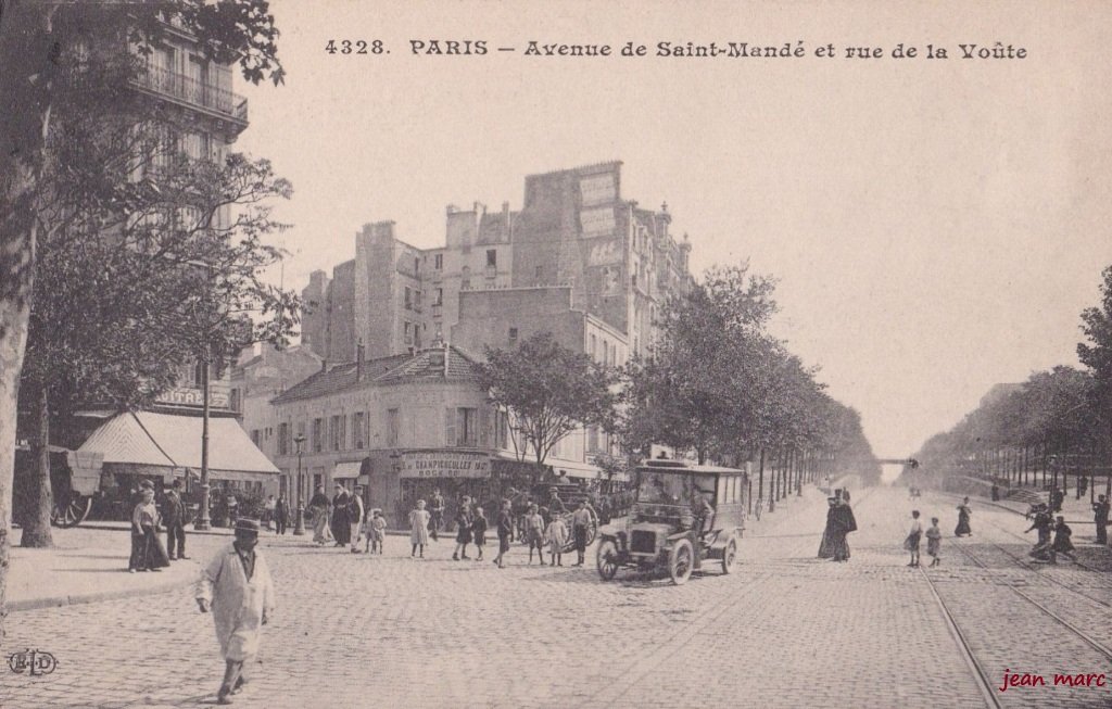 Paris XIIe - Avenue de Saint-Mandé et rue de la Voute.jpg