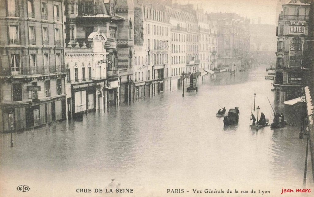 Paris XIIe - Vue générale de la Rue de Lyon - Crue de la Seine.jpg